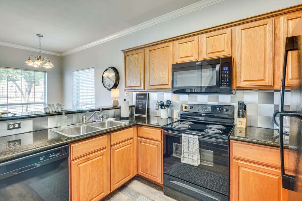 Central College Station Townhome w/ Community Pool
