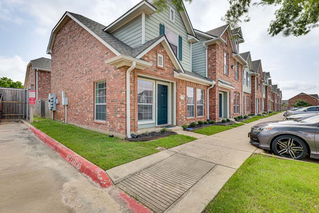 Central College Station Townhome w/ Community Pool