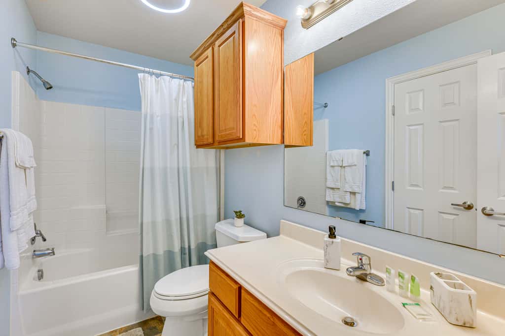Central College Station Townhome w/ Community Pool