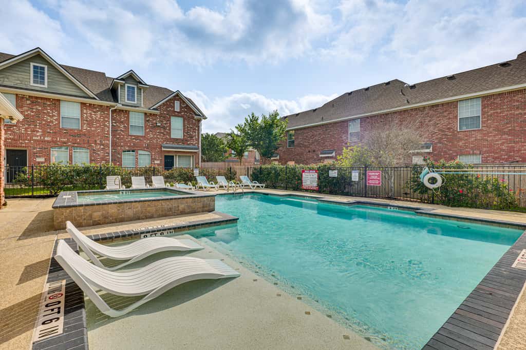 Central College Station Townhome w/ Community Pool