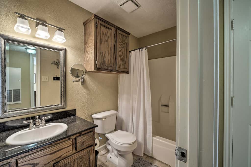 Game Day Retreat: Pool Access, 2 Mi to Texas A & M