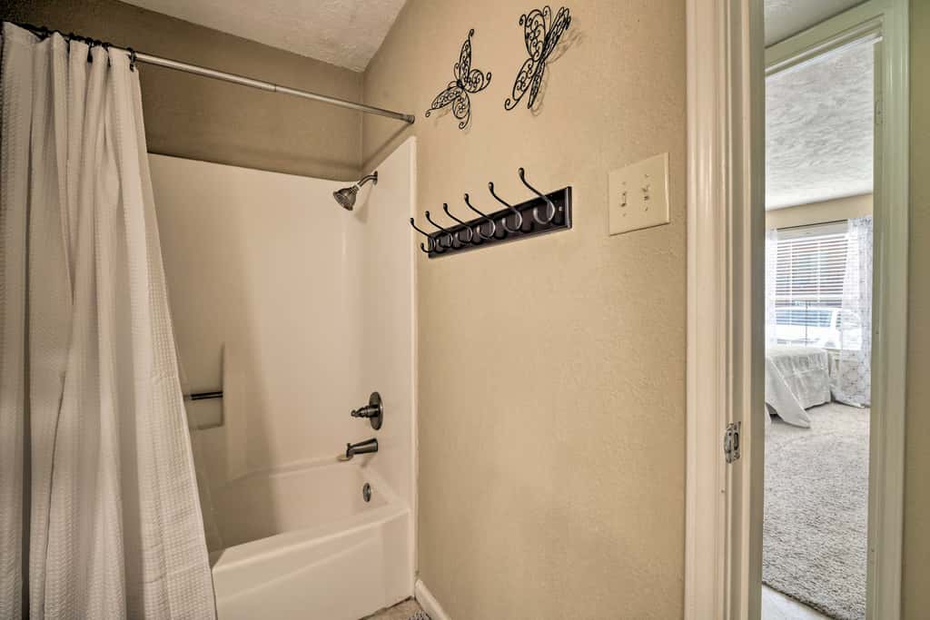 Game Day Retreat: Pool Access, 2 Mi to Texas A & M