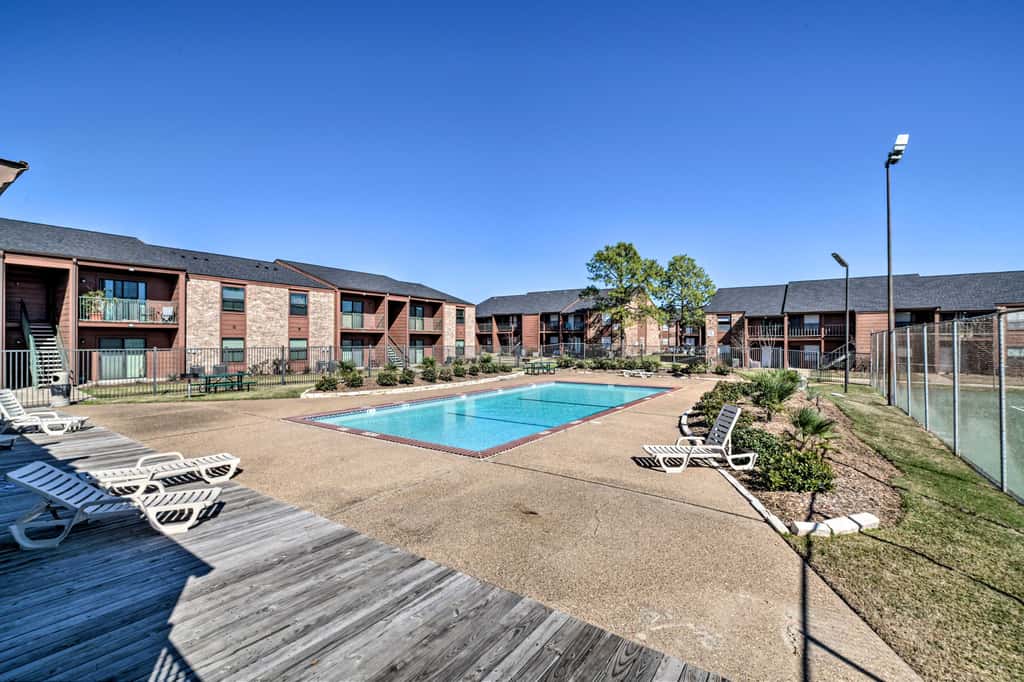 Game Day Retreat: Pool Access, 2 Mi to Texas A & M