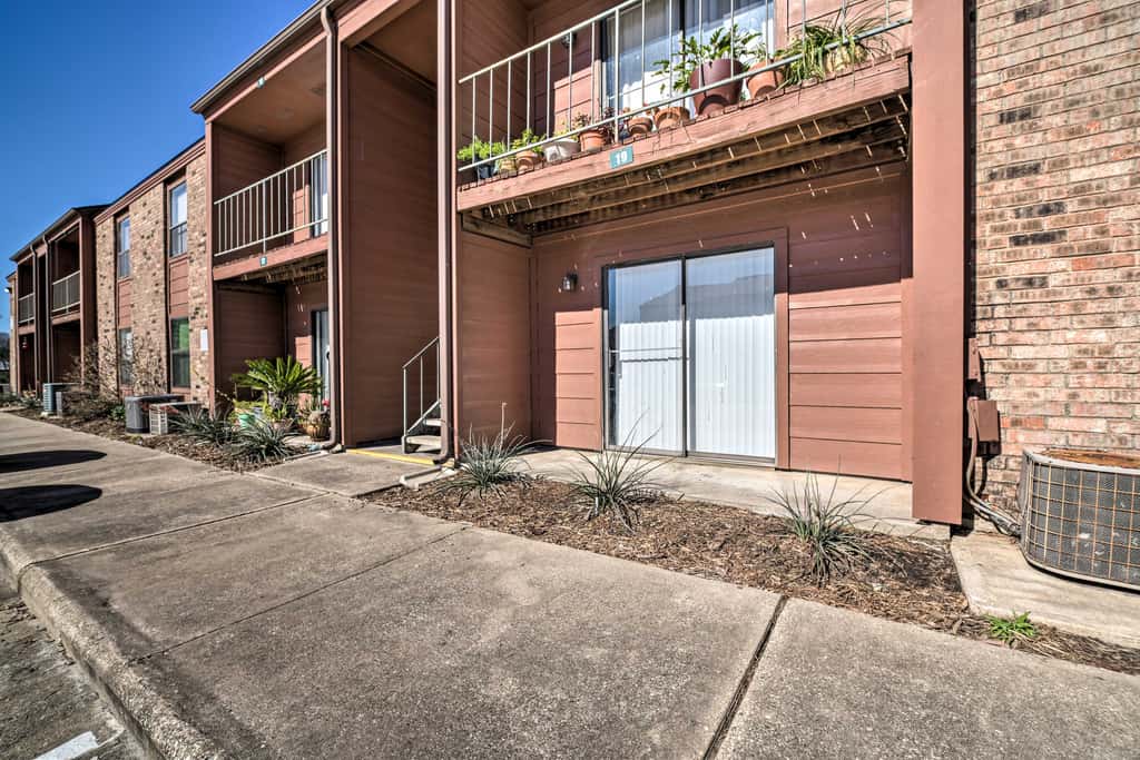 Game Day Retreat: Pool Access, 2 Mi to Texas A & M