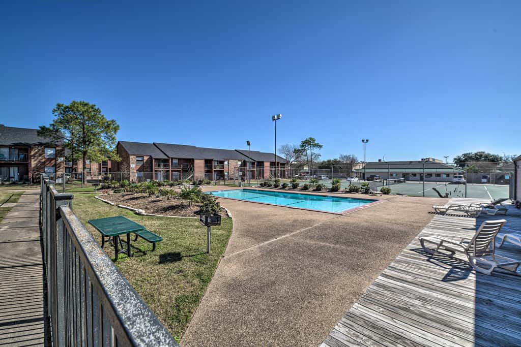 Game Day Retreat: Pool Access, 2 Mi to Texas A & M