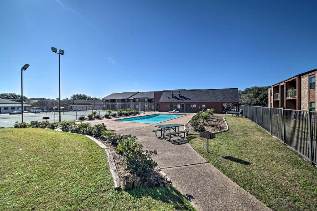 Game Day Retreat: Pool Access, 2 Mi to Texas A & M