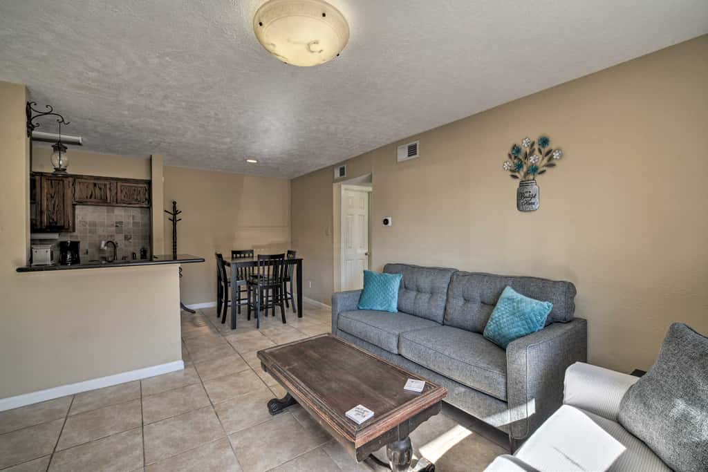 Game Day Retreat: Pool Access, 2 Mi to Texas A & M