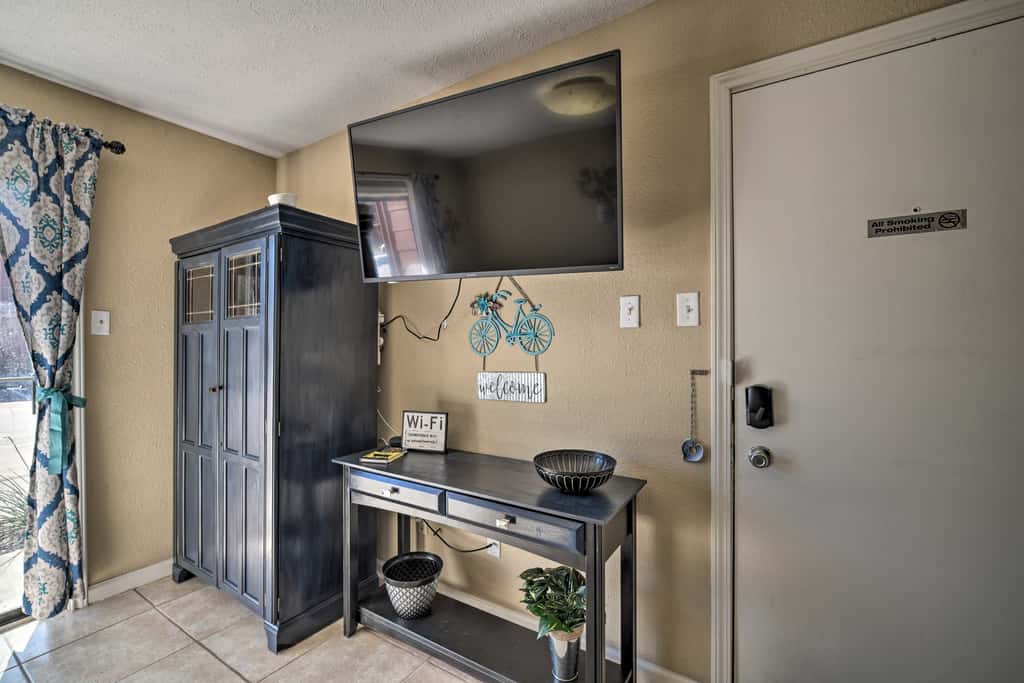 Game Day Retreat: Pool Access, 2 Mi to Texas A & M