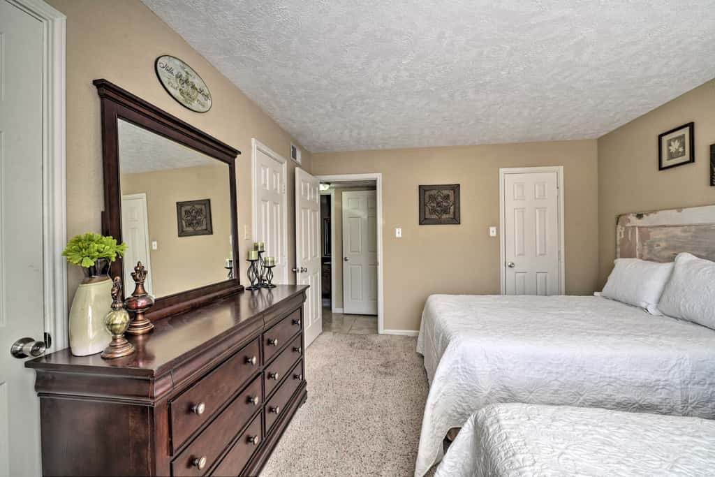 Game Day Retreat: Pool Access, 2 Mi to Texas A & M