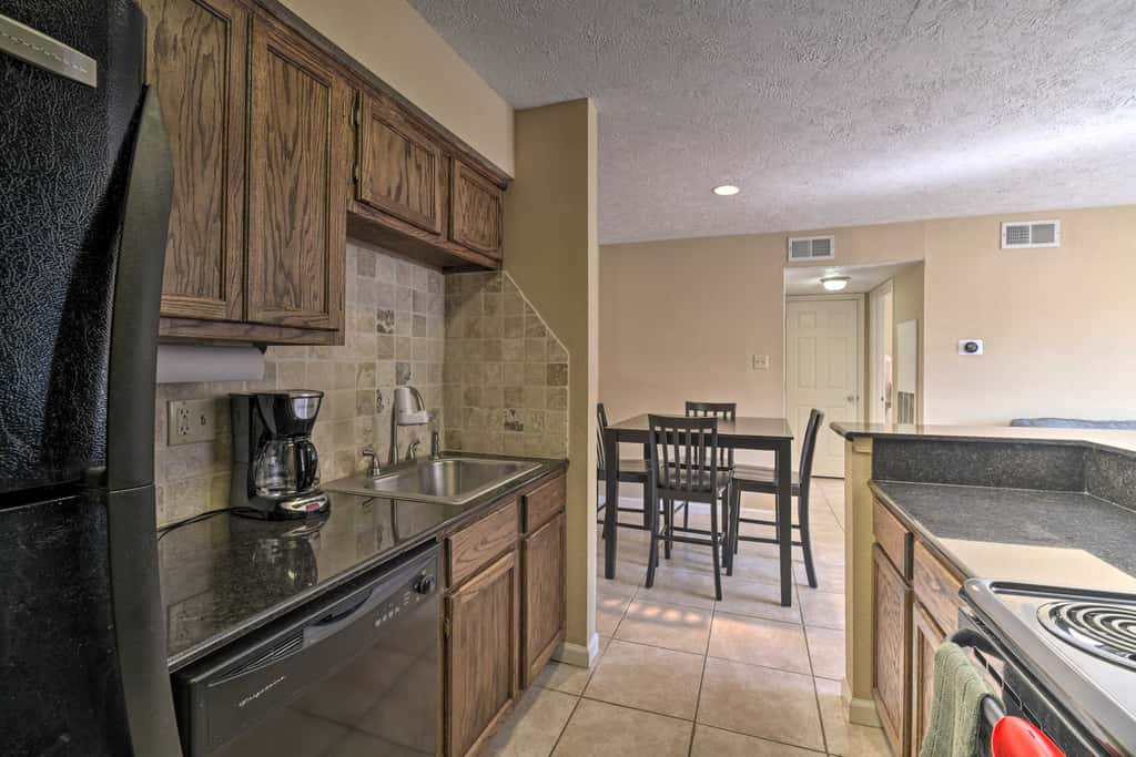 Game Day Retreat: Pool Access, 2 Mi to Texas A & M