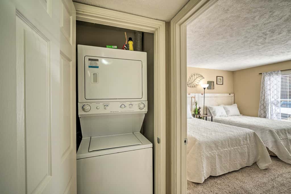 Game Day Retreat: Pool Access, 2 Mi to Texas A & M