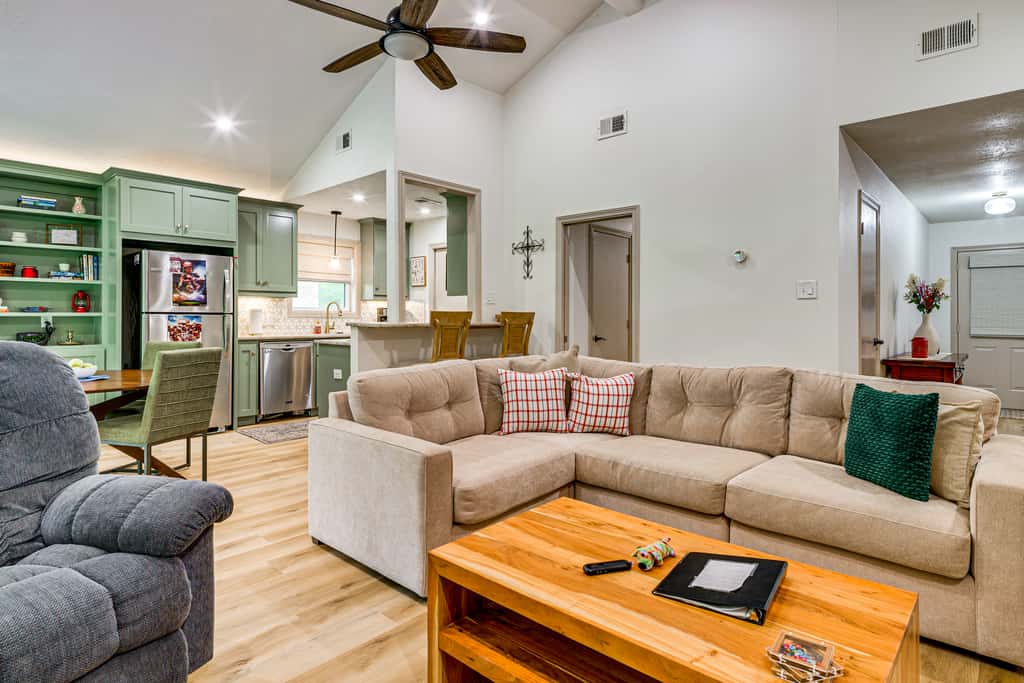 4 Mi to Texas A&M! Cozy Home Away From Home