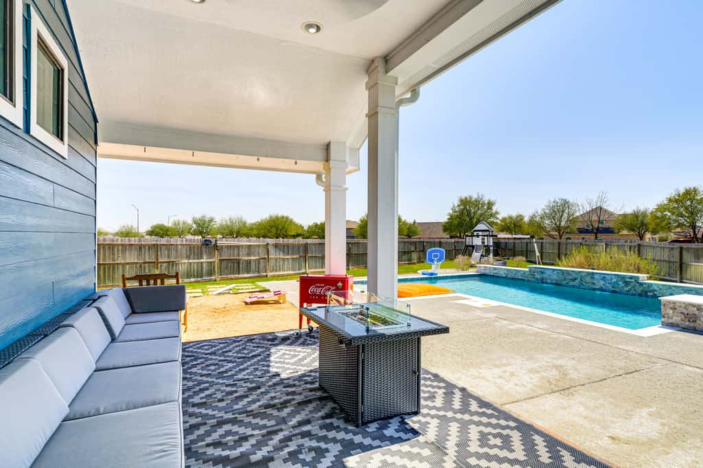 Private Pool & Hot Tub: 'Wild Horse' Home!