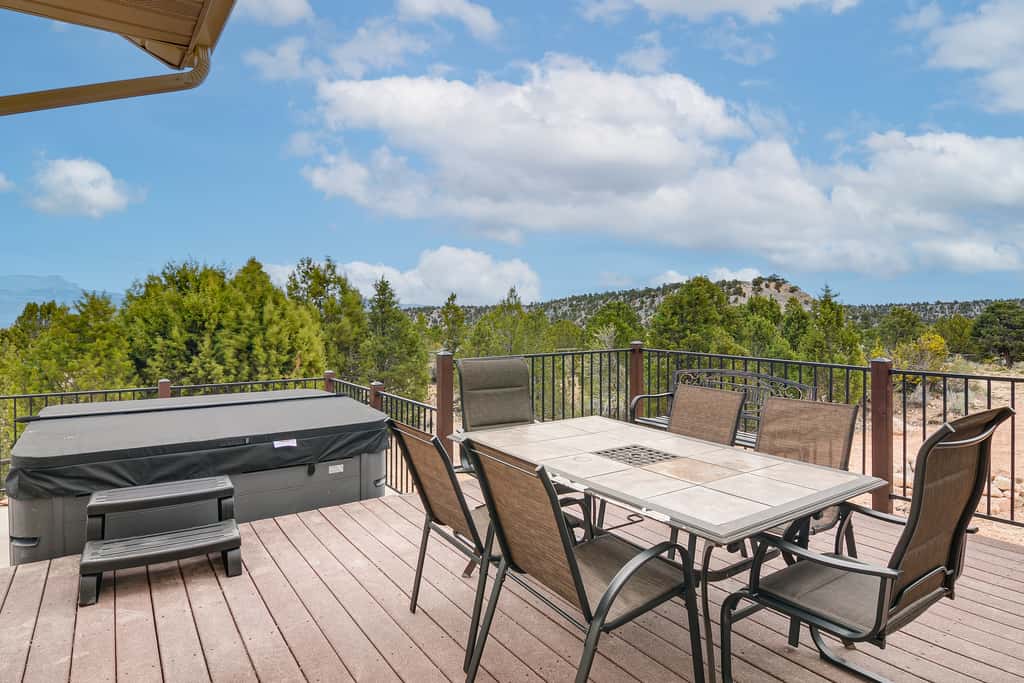 Viewing Deck! Scenic Tropic Sanctuary w/ Hot Tub