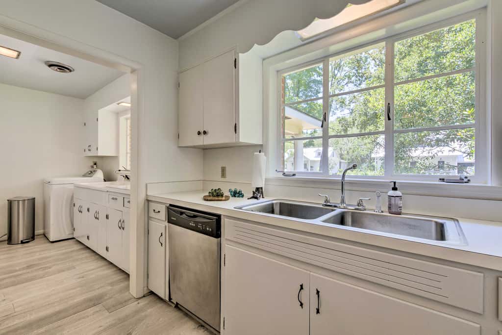 Ocean Springs Home - Walk to Beach & Downtown!