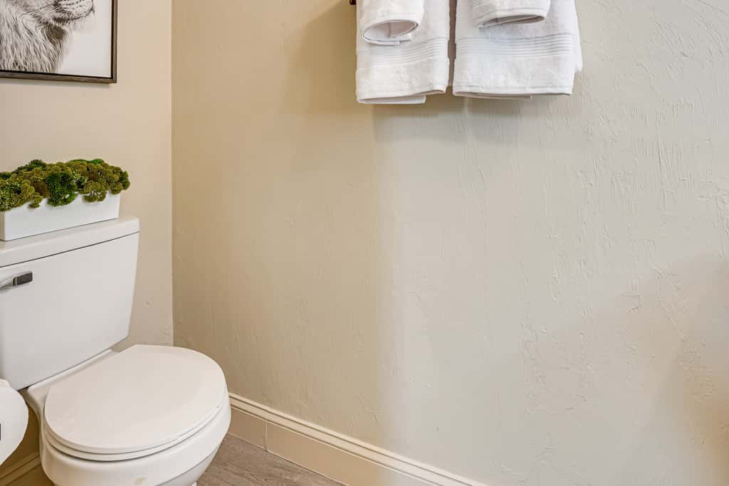 2 Mi to UF Campus: Modern Condo w/ Pool Access!