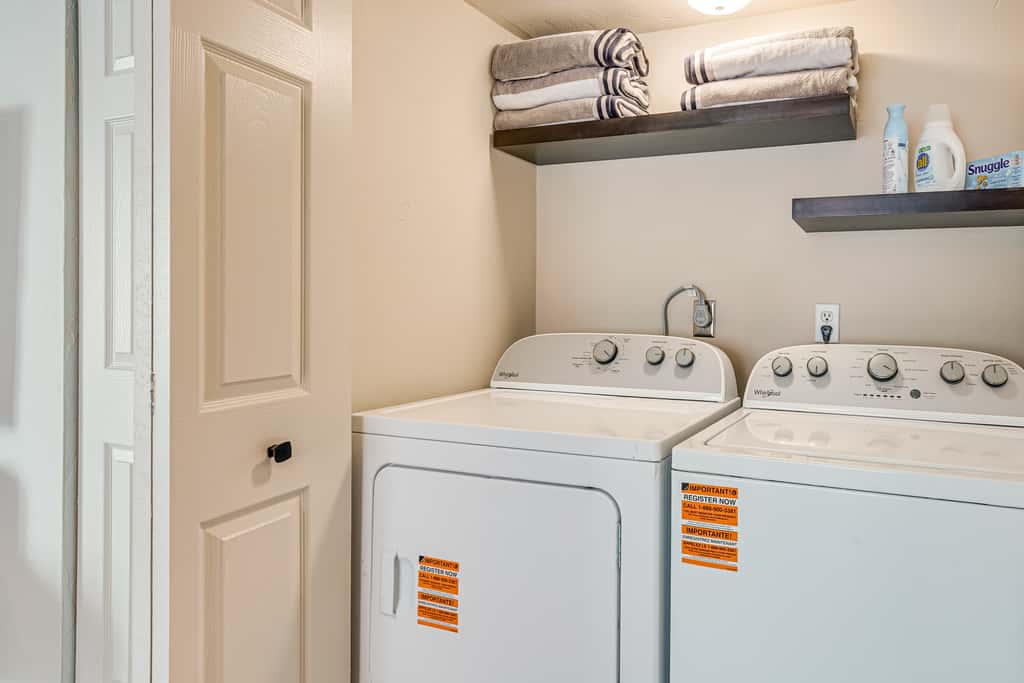 2 Mi to UF Campus: Modern Condo w/ Pool Access!