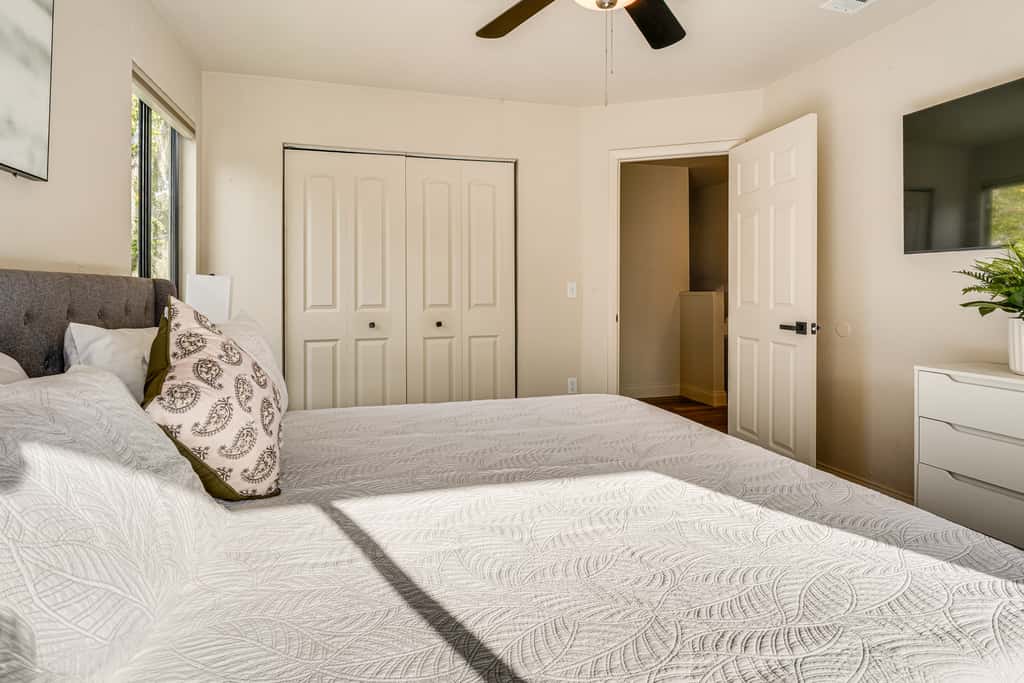 2 Mi to UF Campus: Modern Condo w/ Pool Access!