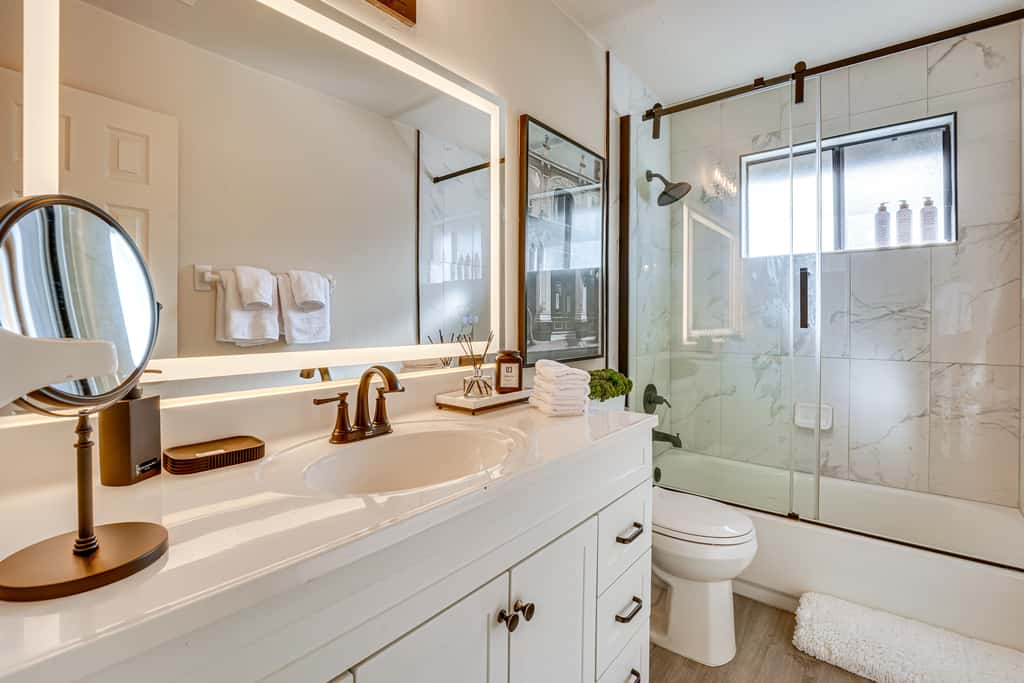 2 Mi to UF Campus: Modern Condo w/ Pool Access!