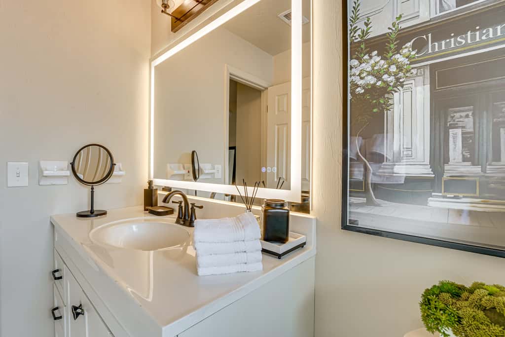 2 Mi to UF Campus: Modern Condo w/ Pool Access!