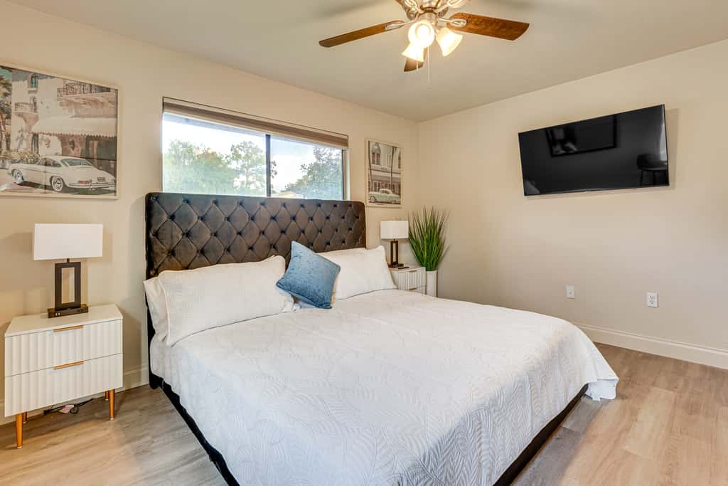 2 Mi to UF Campus: Modern Condo w/ Pool Access!
