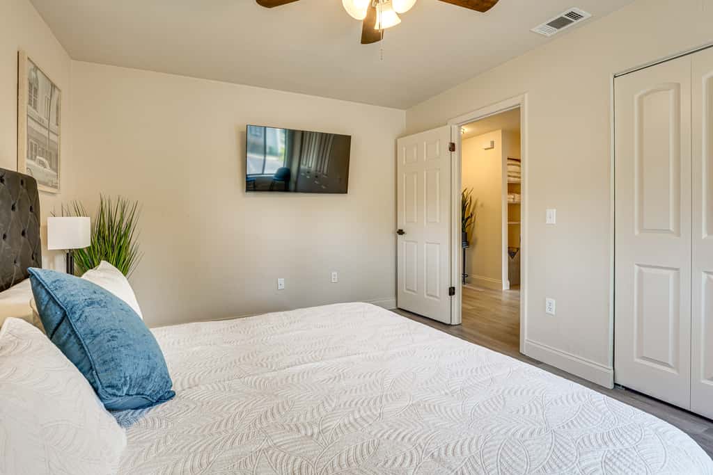 2 Mi to UF Campus: Modern Condo w/ Pool Access!