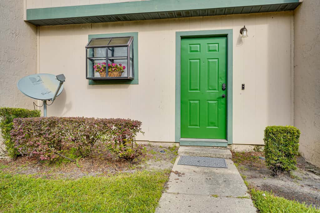 2 Mi to UF Campus: Modern Condo w/ Pool Access!
