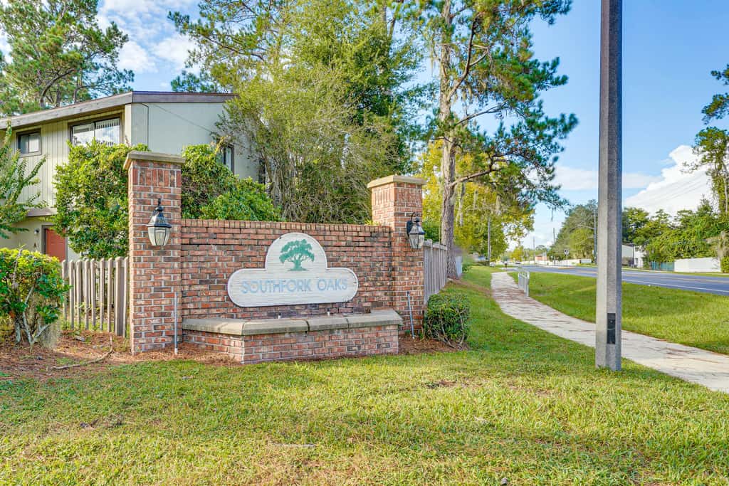 2 Mi to UF Campus: Modern Condo w/ Pool Access!