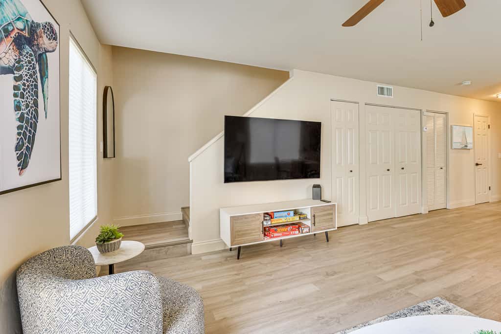 2 Mi to UF Campus: Modern Condo w/ Pool Access!