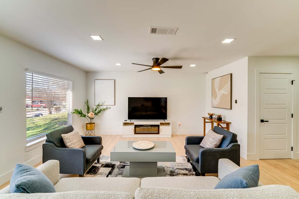Stylish Irving Retreat w/ Private Patio