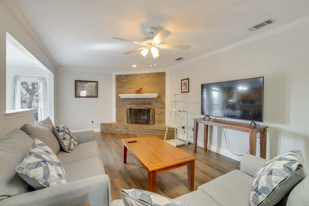 11 Mi to Dtwn Dallas: Charming Home w/ Deck & Yard
