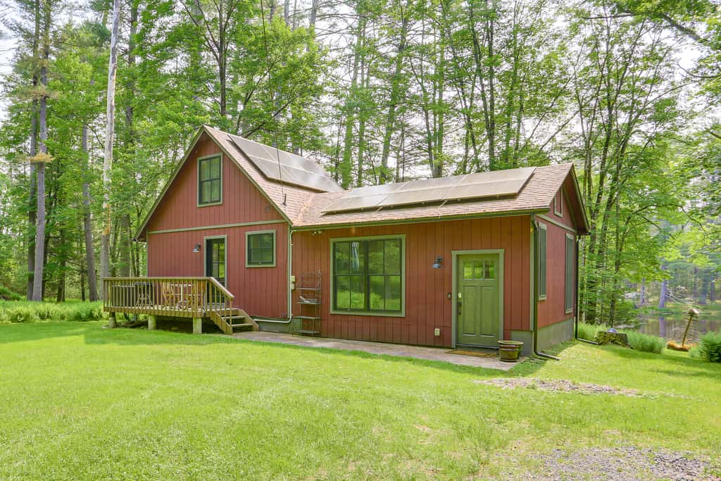 Lake Front Cottage with Loft in Narrowsburg!