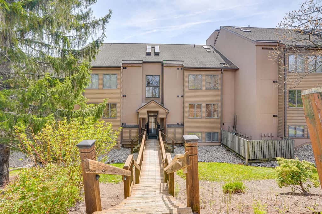 Pool Access: Scenic Condo in Wintergreen Resort!