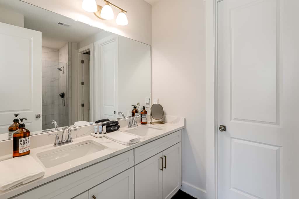 King Suites for Every Couple, Kickoff 3 Mi