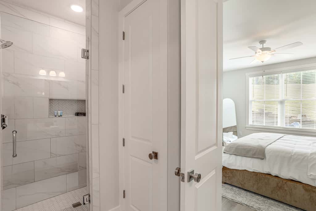 King Suites for Every Couple, Kickoff 3 Mi