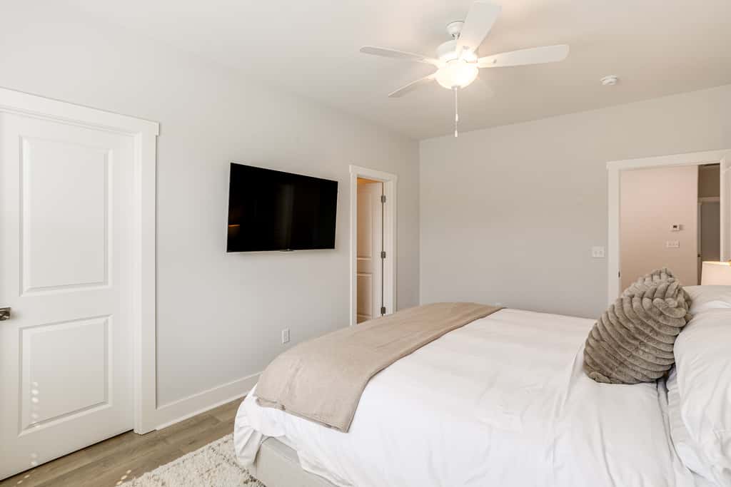 King Suites for Every Couple, Kickoff 3 Mi