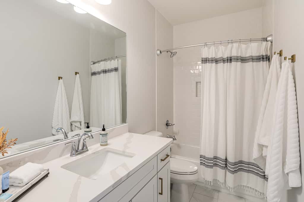 King Suites for Every Couple, Kickoff 3 Mi