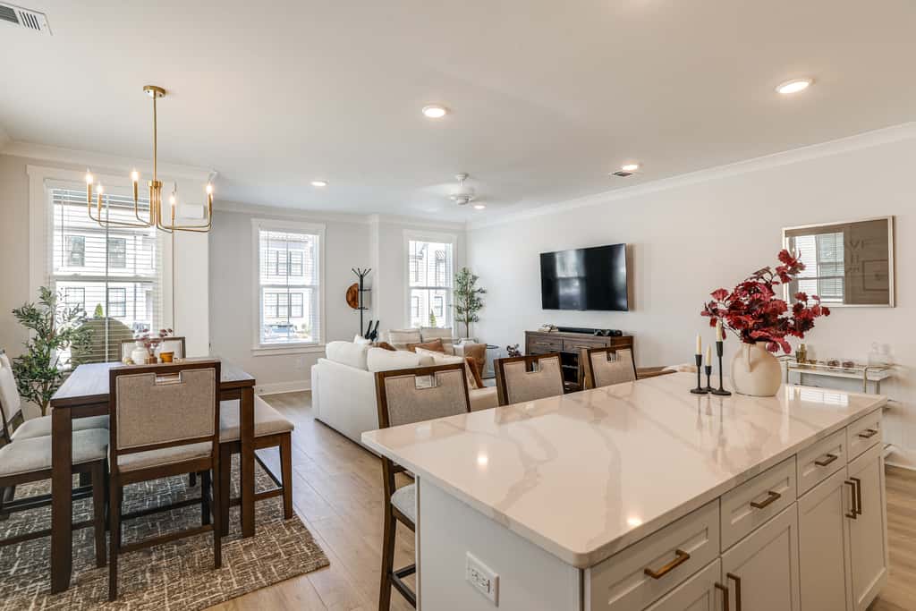 King Suites for Every Couple, Kickoff 3 Mi