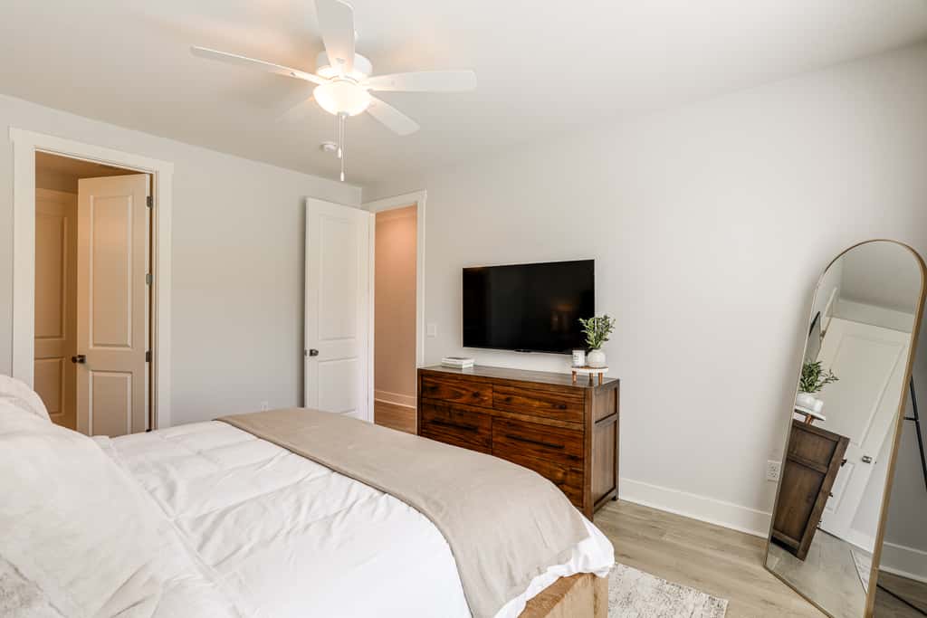 King Suites for Every Couple, Kickoff 3 Mi