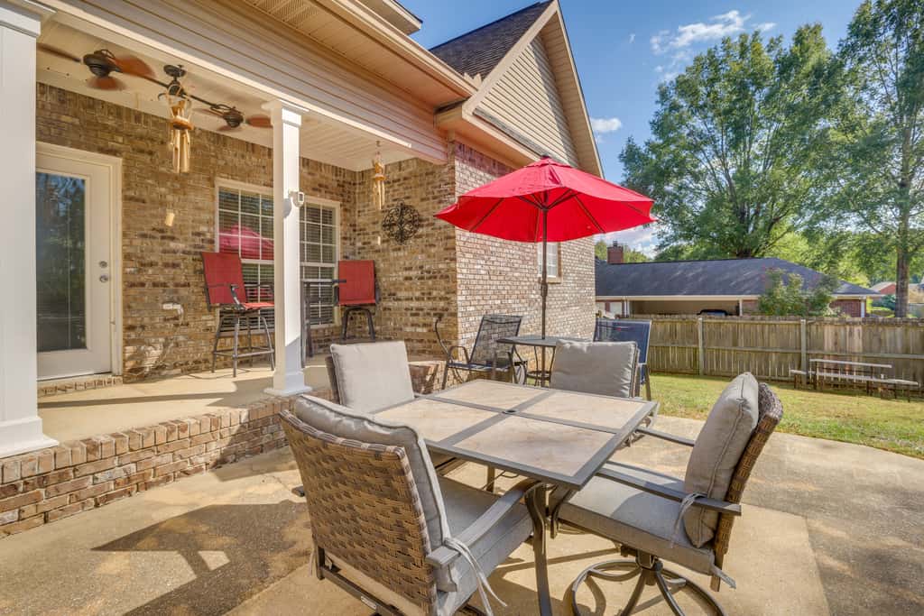 7 Mi to University of Alabama: Family Home w/ Yard