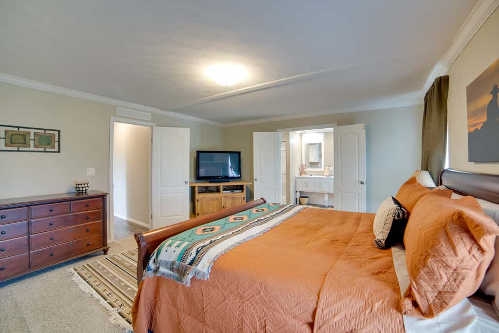 Steps to WES Arena: Pet-Friendly Cabin w/ Deck!