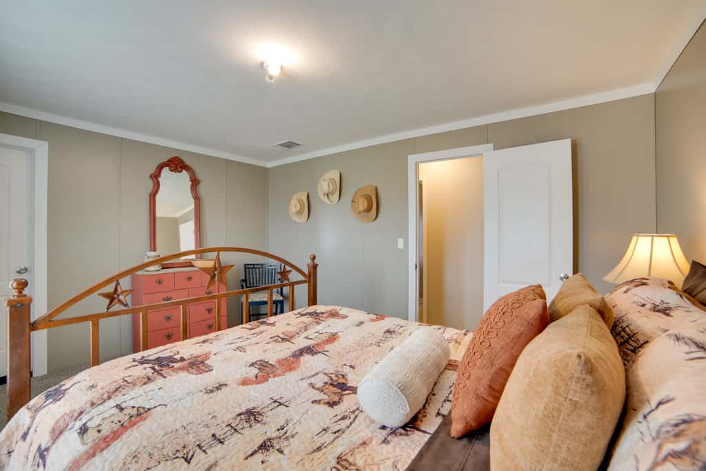 Steps to WES Arena: Pet-Friendly Cabin w/ Deck!