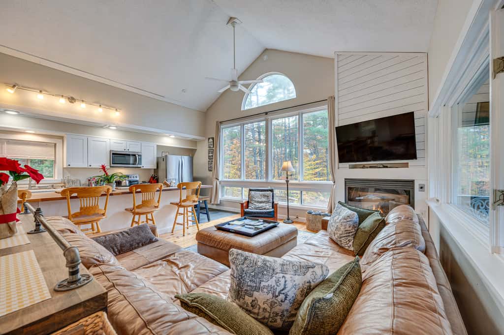 White Mountains Home w/ Hot Tub - Walk to Town!