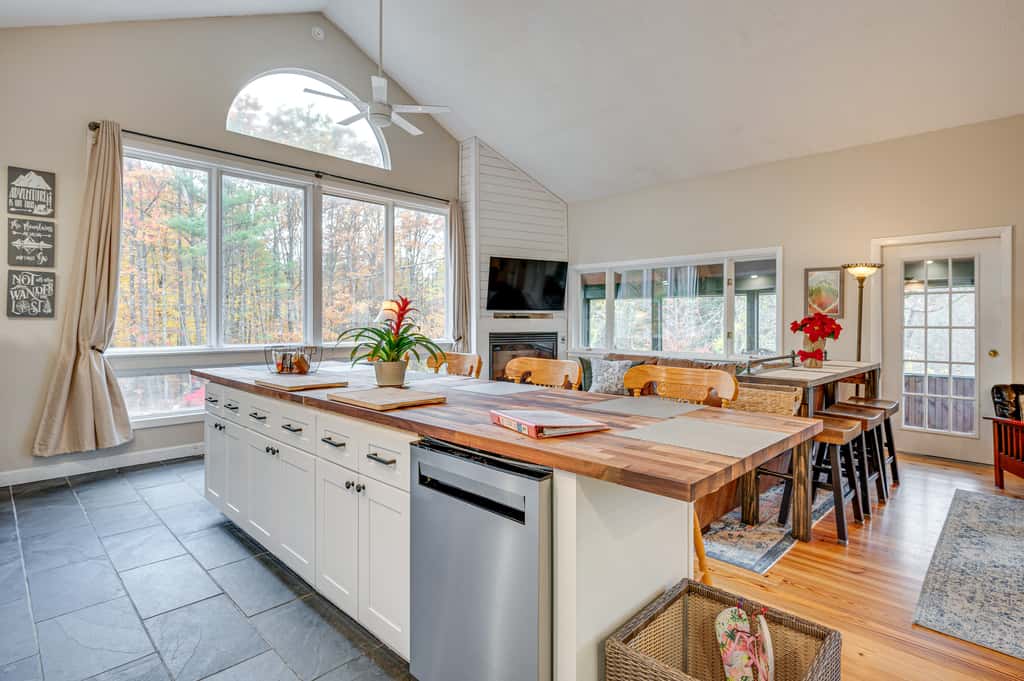 White Mountains Home w/ Hot Tub - Walk to Town!