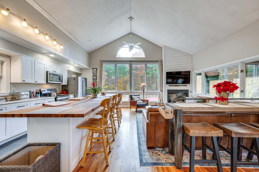 White Mountains Home w/ Hot Tub - Walk to Town!