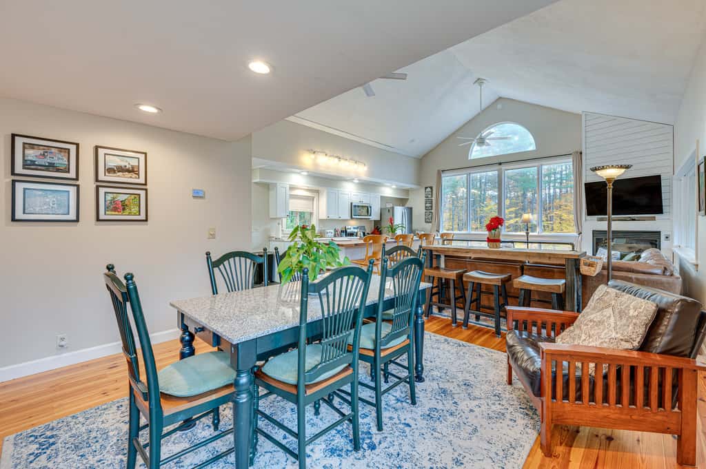 White Mountains Home w/ Hot Tub - Walk to Town!