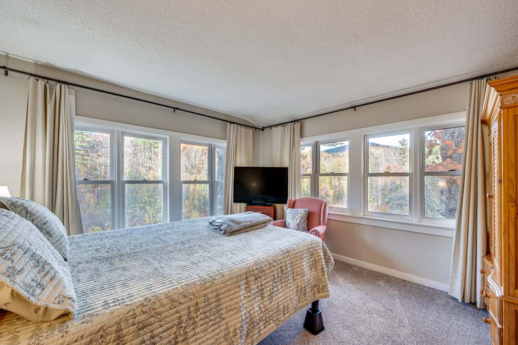 White Mountains Home w/ Hot Tub - Walk to Town!