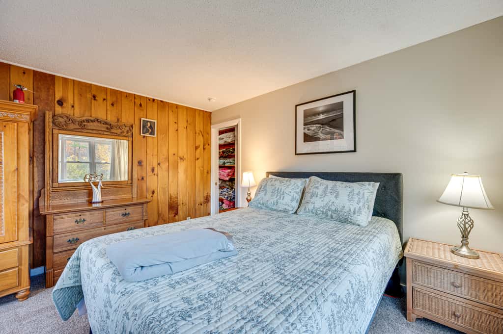 White Mountains Home w/ Hot Tub - Walk to Town!