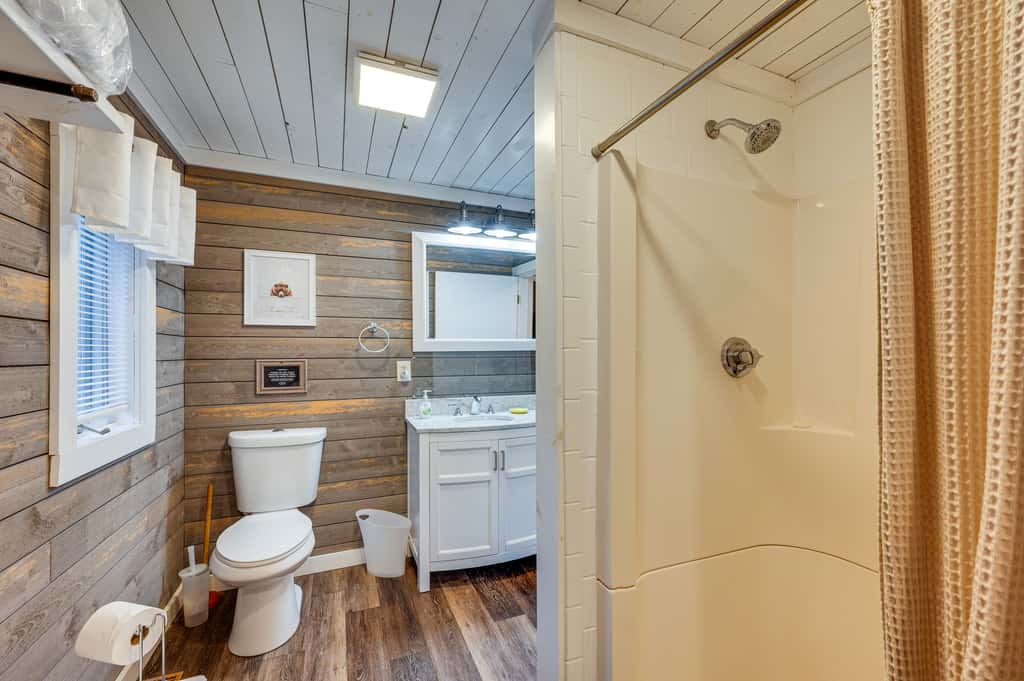 White Mountains Home w/ Hot Tub - Walk to Town!