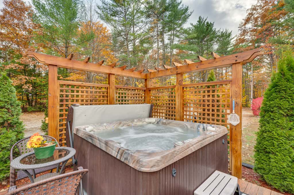 White Mountains Home w/ Hot Tub - Walk to Town!